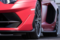 「アヴェンタドールSVJ」では「ALA」の採用以外にも各所で空力性能の改善が図られている。ボディーサイドでは、フロントのサイドスプリッターと大型のエアインテークの採用によりドラッグを低減。冷却効率の向上も実現している。