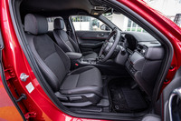 ラックススエードとファブリックで仕立てられたレッドのステッチ入り専用コンビシートを採用。フロントシートにはヒーター機能が標準で備わっている。