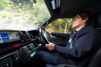 公道試乗中の筆者。スマートフォンのアプリで簡単に操作ができる「アクトライド」だが、運転中にスマホをいじるのはNG。今回の試乗では、助手席のスタッフがシステムを操作してくれた。