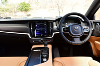 ウッドとレザーとクロームを贅沢（ぜいたく）にあしらったインテリア。中央には、手袋を装着したままでも操作できる9インチのセンタースタックディスプレイが備わる。