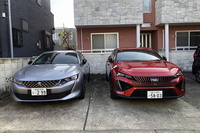 愛車ちょいワル特急こと、わが「プジョー508 GT BlueHDi」（写真左）と、今回試乗した1.2リッター直3ターボを搭載する「408 GT」（写真右）。1.2リッターのガソリンエンジンはとても優秀だが、パワーやトルクはもちろん、燃費でも2リッターディーゼルが勝つ。408にディーゼルの設定がないのはやはり残念である。