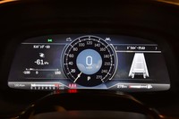 メーターパネルは12インチの液晶表示。カラーのヘッドアップディスプレイも標準装備される。