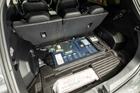 荷室のフロア下には「e-BOXER」のバッテリーが積まれる。これが備わらない「ST」グレードの荷室容量は368リッター。