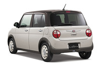 リアにはメッキのバックドアガーニッシュを採用した。