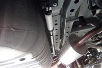 「セレナ」用パフォーマンスダンパーのリア側は写真中央の位置に装着されている（写真右側が進行方向）。ヤマハでは、計測を経て車両ごとに最も効果的な装着ポジションを割り出している。