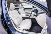 標準装備されるファインナッパレザー表皮の前席には、リラクゼーション（マッサージ）システムとヒーター／ベンチレーション機能が備わる。シート表皮色は「ブロンズ」と呼ばれるもので、「デニムブルーメタリック」の外板色を選択した場合はこのカラー設定となる。