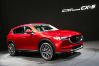 ロサンゼルスオートショー2016で世界初公開された、新型「マツダCX-5」。