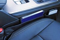 こちらの用品は、シートのすき間に物が落ちるのを防ぎ、同時に小物入れにもなる「シート隙間ポケット」。スタッフいわく、キャッチコピーは「心のすき間埋めます」とのことだが、それだと喪黒福造の決めぜりふと重複してしまうので、再考したほうがいいと思います（笑）。