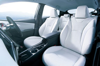 「プリウスAプレミアム“ツーリングセレクション”20thアニバーサリーリミテッド」は、シート表皮にホワイトのプレミアムナッパ本革を採用する。