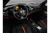 レッドの差し色やイエローのタコメーターが目を引く「488ピスタ」のインテリア。