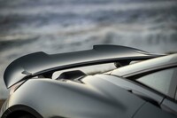 カーボン製のアクティブリアウイングは、リアのダウンフォースを増大させ、制動時の安定性を高める。収納状態からフル展開までに要する時間は0.5秒以下という。