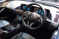 ステアリングホイールは、他のメルセデス・ベンツ車にも見られる形状。鮮やかなイルミネーションが目を引く。