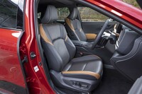 前席はヒーターとベンチレーション機能付き。本革のシート表皮はさらりとした触感だ。