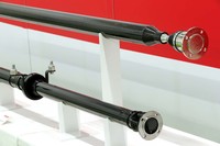 2ピース構造のスチール製プロペラシャフト（写真下）が8.5kgほどであるのに対し、新開発のカーボン製（同上）はワンピースで約4kg。コストは同等というから、将来的な普及にも期待がかかる。ショーワとしては、2025年の量産を視野に入れており、「あらゆるプロペラシャフトをショーワのカーボン製パーツにしたい」と意気込む。