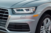 ヘッドランプにはLEDを使用。マトリクスLEDテクノロジータイプを選択すると、ウインカーが流れるように点滅するダイナミックターンシグナルが内蔵される。