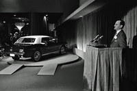 「マスタング」の発表会において、商品説明を行うリー・アイアコッカ。フォード部門の実質的なトップにあたり、マスタングの商品企画や営業面を統括した。