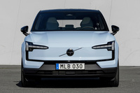 「ボルボEX30」のフロントマスク。フロントグリルはなく、特徴的なTの字（Yの字？）のヘッドランプと、黒い“くま取り”で個性を出している。