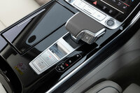 インテリアには3つのウッドパネルを含め5種類の装飾を用意。オプションで「Audiデザインセレクション パステルシルバー」「Sラインインテリアプラスパッケージ」を選択すると「ピアノブラック」となる。