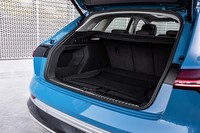 5人乗車時の荷室容量は600リッターを確保している。リアシートのバックレストを倒せば、1725リッターまで拡大することができる。