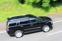 ボディーカラーは「クリスタルホワイトトゥリコート」と、テスト車に採用されていた「セーブルブラック」のみ。前者は12万9000円の有償オプションとなる。