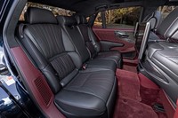 後席には22カ所の調整機能が備わる。シートポジションの設定は、センターアームレスト内にあるタッチパネルで簡単に行うことができる。