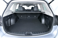 荷室の仕様は以下の通り。
	・フロア高さ：884mm（0）
	・フロア幅：1100mm（＋27mm）
	・フロア長：908mm（＋35mm）
	・開口部最大幅：1300mm（＋134mm）
	・荷室容量：520リッター（＋15リッター）
	※カッコ内は従来モデルとの比較。
	広さだけでなく、キズ耐性を高めるために内張りをバンパーと同じ素材とするなど、実用性を高める工夫も凝らされている。