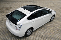 京セラ製のソーラーパネルが発電した電力で、室内の換気を行う「ソーラーベンチレーションシステム」は21万円のオプション。炎天下に駐車した場合に使えば、車内の温度上昇を抑えられるという。ただし、ソーラーパネルが発電した電力をバッテリーに蓄える仕組みは今後の課題とのこと。