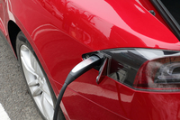 テールランプに隠すようにデザインされた充電プラグ。テスラは日本での納車開始とともに、「スーパーチャージャー」と呼ばれる独自の急速充電器を導入しており、将来の普及を目指している。
    