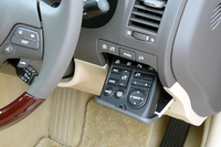 ミラーの調節スイッチや距離計のリセットボタンは、インパネ右側のボックス内に。サスペンションなどの調節スイッチは肘掛の下に収納される。（W）