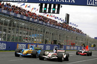 フェリッペ・マッサらがオープニングラップでクラッシュし、1回目のセーフティカー導入。再スタート、冷えるタイヤで充分なグリップを得られないジェンソン・バトン（写真手前右）を、アロンソ（左）があっという間にとらえ、首位は逆転した。（写真＝Renault）