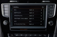 走行モードの切り替えはセンターコンソールのスイッチとインフォテインメントシステムのスクリーンで操作。個別設定モードでは、電子制御LSDの利き方も任意で調整できる。