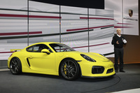 ポルシェは恒例の「グループ・ナイト」で「ケイマンGT4」を披露。
    