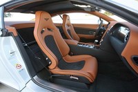 シートには豪華な装飾が施されてはいるが、形状はスパルタン。通常のシートより1脚あたり21kg（！）も軽い。