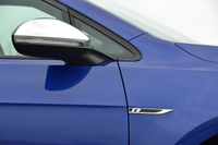 左右のフロントフェンダーに「R」ロゴ。ドアミラーカバーはマットクロム仕上げに。