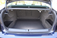 セダンのラゲッジルーム容量は従来型より21リッター大きい586リッター。