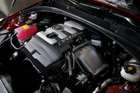 276psを発生する2リッター直噴ターボ。トランスミッションには6段ATが組み合わされる。
    