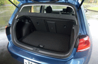 荷室の容量は、380～1270リッター。フロアの高さは2段階に調節できる。（画像をクリックすると、後席の倒れるさまが見られます）
    