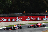 レッドブルは予選では速さが足りず、決勝では2010年韓国GP以来となる、2台無得点に終わった。セバスチャン・ベッテル（写真前）は5番グリッドから6位走行中、マシントラブルが深刻化する前に5周を残してストップ。マーク・ウェバーは11番グリッドから終盤にスピンしそのままガレージへ。ベッテルはアロンソ（写真後ろ）をコース外に追いやったことでドライブスルーペナルティーを受けたが、レース後、この決定に不満をあらわにした。なぜなら昨年のイタリアGP、同じ場所で同じようにアロンソがベッテルをコース外に押し出したが、アロンソには何もペナルティーがなかったから。しかし今年はよりルールが厳格化されており、ベッテルへのペナルティーもその結果と思われる。（Photo=Red Bull Racing）