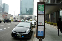 新旧の「トヨタ・プリウス」が並ぶEV・HVタクシー乗り場。平日の9時から21時まではEV・HVタクシー専用で、それ以外の時間は一般タクシー乗り場となっている。