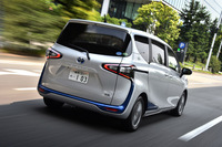 ハイブリッド車の「シエンタ ハイブリッドG 6人乗り」。4WD車の設定もあるガソリン車に対し、ハイブリッド車の駆動方式はFFのみ。燃費はJC08モード値で27.2km/リッターを実現している。