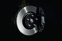 ブレンボ製17インチ対向4ポットフロントベンチレーテッドディスクブレーキ