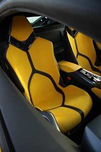 オーガニックな形状のスポーツシート（オプション）。