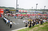 レース前のドラミ（ドライバーズミーティング）の様子。