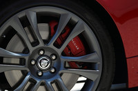 タイヤは前255/35R20、後295/35R20のピレリP-Zeroを履く。モノブロックキャリパーとベンチレーテッドブレーキディスク（前380mm、後376mm）を用いたハイパフォーマンスブレーキングシステムは標準装備。