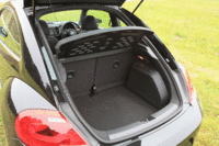 サブウーハーの搭載により、ラゲッジルームの幅が狭くなっている。参考までに、サブウーハーが付かない標準車のラゲッジルーム容量は310～905リッター。（写真をクリックするとリアシートが倒れる様子が見られます）