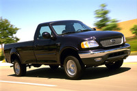 「フォードF-150」（2000年）
「Fシリーズ」として1948年から作られ、現在のモデルは12代目。F-150は1975年から登場している。全幅2m超、全長5m超のビッグサイズだ。現在日本では販売されていないが、先代モデルは正規輸入されたことがある。
