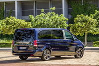 「メルセデス・ベンツVクラス」は商用バンをベースとしたマルチパーパスビークル。「ビアノ」と呼ばれていたモデルも含めると、新型は3代目のモデルとなる。