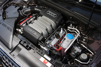 3.2リッターのFSIエンジンとツインクラッチ式7段トロニックの組み合わせは、「2010年度燃費基準」をクリア。ということはつまり、13年超のクルマから乗り換えると25万円のエコカー補助制度が利用できる。ちなみに7段Sトロニックは、MT仕様より燃費がいいという。