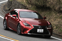 “Fスポーツ”のフロントブレーキには、ほかのグレードより大きな、直径356mmのベンチレーテッドディスクがおごられる。