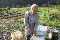 土佐久礼に近い有名なそえみみず遍路道の手前で、いつも歩き遍路にお接待してくださることで有名な方。傍らのカゴには手作りの小物とおやつが用意されていた。毎朝こうやって歩き遍路を世話するのが生きがいという。